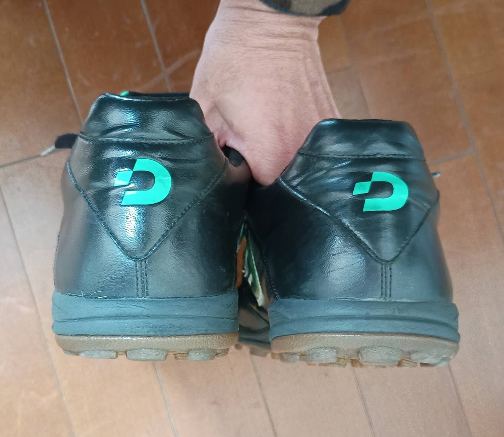 【デスポルチ】テッサライト TF PRO2 DS-1942人工芝用レビュー